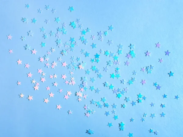 Estrelas douradas brilhantes sobre um fundo azul com lantejoulas. O conceito de um feriado, alegria. Contexto festivo para seus projetos — Fotografia de Stock