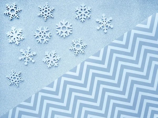 Fondo navideño con líneas geométricas y copos de nieve. Monocromo. Espacio para texto —  Fotos de Stock
