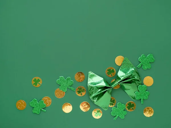 Szent Patrik Napja Ünnepi Szimbólum Egy Zöld Csokornyakkendő Lóhere Levél — Stock Fotó
