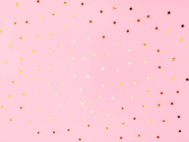 Pembe renkli gölgelerde altın yıldızlar parıldıyor. Düşen konfeti. Projeleriniz için şenlikli arkaplan.