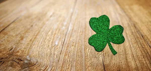 Trébol de trébol en la mesa de madera, símbolo de la fiesta irlandesa del Día de San Patricio. Banner con espacio de copia.Enfoque selectivo — Foto de Stock