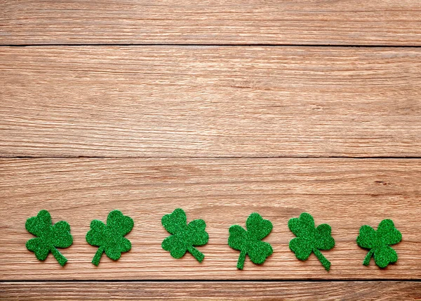 Trifoglio di trifoglio su un tavolo di legno, simbolo della festa irlandese del giorno di San Patrizio. — Foto Stock