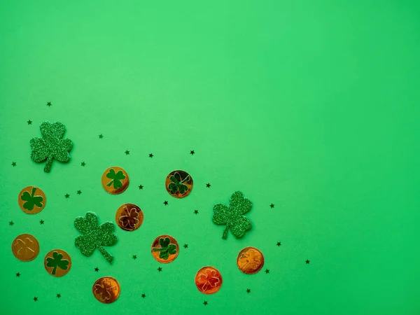 Aziz Patrick Günü. Bayramın sembolü yonca ve altın paralardan oluşan yeşil bir yaprak. Tatil ıvır zıvırı. İrlanda gelenekleri — Stok fotoğraf