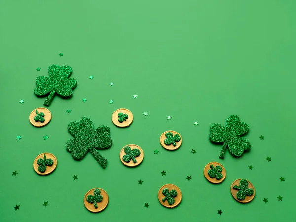 Dia de St. Patricks. O símbolo do feriado é uma folha verde de trevo e moedas de ouro.O feriado bugigangas. Tradições irlandesas — Fotografia de Stock