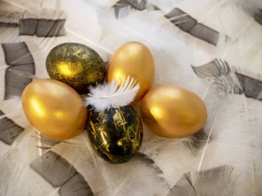 Parlak Paskalya. Yumuşak tüylü altın Paskalya yumurtaları. Yakın plan. en üstteki görünüm