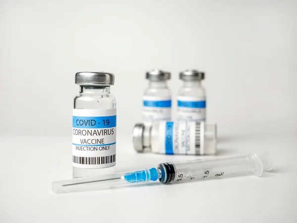 Ampullen Mit Dem Covid Impfstoff Und Einer Spritze Zur Impfung Stockbild