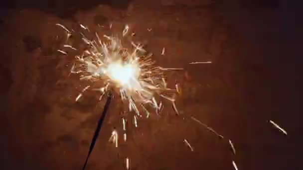 Fogo Sparkle Bengali Queima Brilhantemente Fundo Escuro Luzes Laranja Estão — Vídeo de Stock