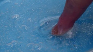 Parmağın baloncuk jölesine dokunuyor. Yüz Serumu Yaşlanma Karşıtı Krem Hyaluronic Asit