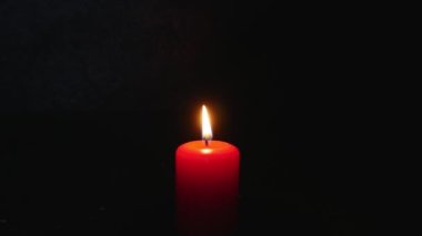 Savaşta ölen insanların geçmişlerindeki kırmızı mum yanıkları hastalıktan kaynaklanıyor. Anma Günü, Gaziler Günü