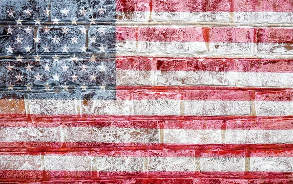 Bandera americana de los Estados Unidos en la pared de ladrillo de textura vieja. Día de la Independencia el 4 de julio, Día de los Caídos y Día de los Veteranos — Foto de Stock