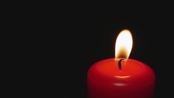 Červená svíčka na tmavém pozadí pálí mrtvé lidi, kteří zemřeli ve válce na nemoc. Památný den, Den veteránů — Stock video