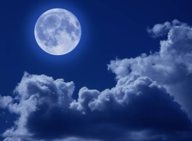 Trajik bir gece gökyüzünde bulutlu bir dolunay. Boşluğun bir kopyasıyla bir Cadılar Bayramı sahnesi