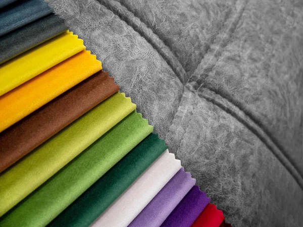 Catalogo di campioni di tessuto colorato brillante per la produzione di mobili. Collezione di tessuti per mobili — Foto Stock