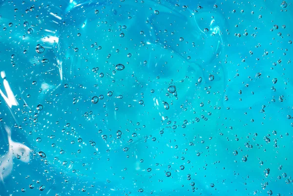 Gel con ácido hialurónico. Fondo azul con burbujas de oxígeno. Crema cosmética con burbujas de oxígeno — Foto de Stock