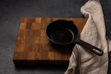 Koyu grafit arkaplanda boş siyah dökme demir tava