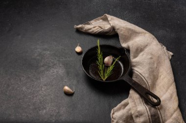 Koyu grafit arkaplanda boş siyah dökme demir tava