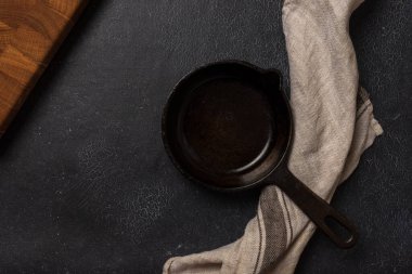 Koyu grafit arkaplanda boş siyah dökme demir tava