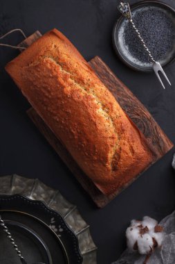 Taze haşlanmış haşhaşlı turta. Şekerli kek. Karanlık bir arka planda haşhaş tohumlarıyla pişirme