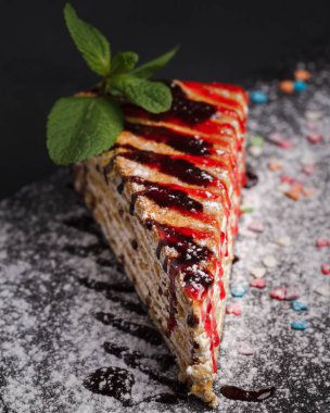 Siyah arka planda tatlı bir parça pasta. Naneli ve şekerli kek.. 