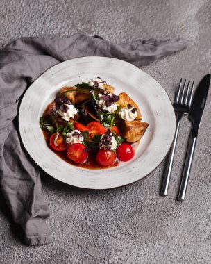 Restoran menüsü. Patlıcan ve biftekli sıcak salata.