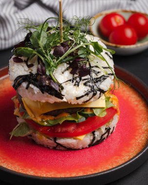 Etli pirinçten yapılmış hamburger. Olağandışı sağlıklı burger. Restoran menüsü