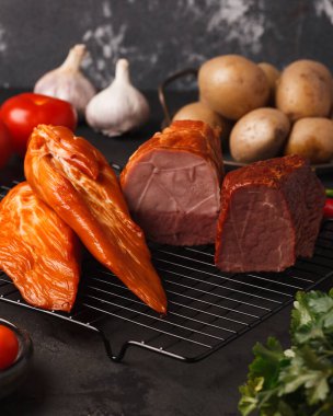 Et ve sosis lezzetleri. Söğüş. Sosis, pastırma, carpaccio, eklem. Sosis dilimleme