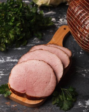 Et ve sosis lezzetleri. Söğüş. Sosis, pastırma, carpaccio, eklem. Sosis dilimleme