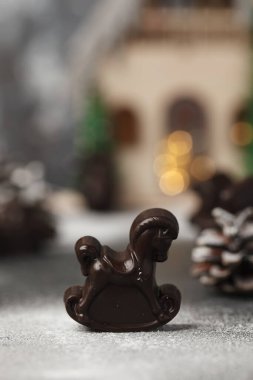 Noel çikolataları. Çikolata heykelcikler Noel Baba, tavşan, at, ejderha, çan
