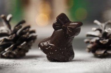 Noel çikolataları. Çikolata heykelcikler Noel Baba, tavşan, at, ejderha, çan