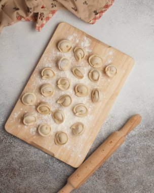 Yarı bitmiş ürünler. Mantı, khinkali, manti. Yeni yıl atmosferi