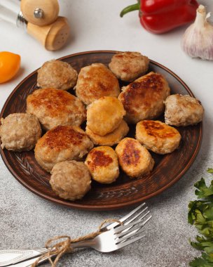 Ev yapımı köfteler. Doldurulmuş et biberi. Festival masası için et ürünleri