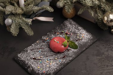 Tatlı kekler. Dondurmalı pasta. Parlak kırmızı, pembe, renkli