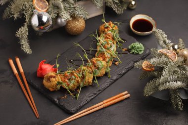 Japon yemeği. Suşi ve rulo. Rulo setler. Asya mutfağının güzel servisi.