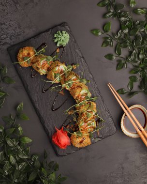 Japon yemeği. Suşi ve rulo. Rulo setler. Asya mutfağının güzel servisi.