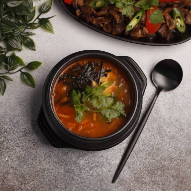 Restoran menüsü. Sıcak Kore çorbası