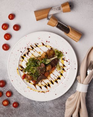 Restoran menüsü. Sebzeli ve etli salata. Güzel salata servisi.