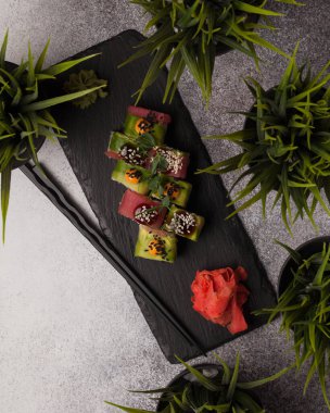 Japon yemeği. Suşi ve rulo. Rulo setler. Asya mutfağının güzel servisi.