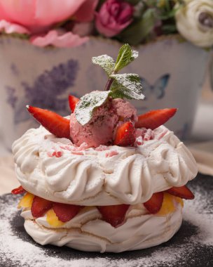 Tatlı kekler. Dondurmalı pasta. Parlak kırmızı, pembe, renkli