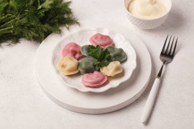 El yapımı börek. Hamur köftesi pişiriyorum. Bitkiler ve sebzelerle pişirilmiş hamur köftesi.