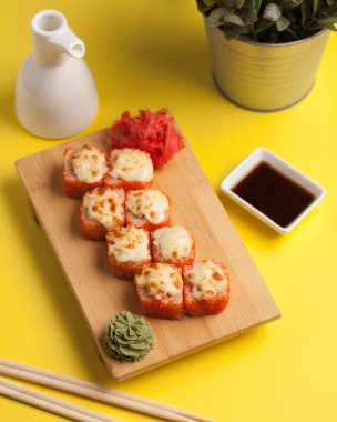 Japon yemeği. Suşi ve rulo. Rulo setler. Asya mutfağının güzel servisi.