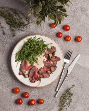 Restoran menüsü. Sebzeli ve etli salata. Güzel salata servisi.