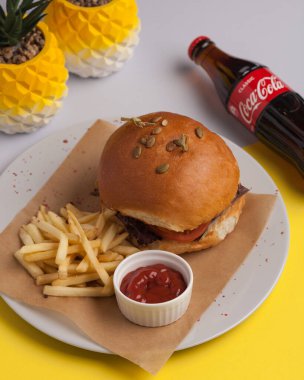 Sandviç. Fast food. Et ve sebzeli hamburger. Kara hamburger..