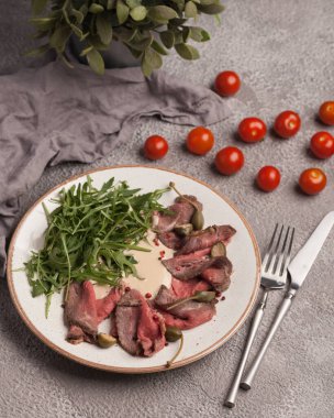 Restoran menüsü. Sebzeli ve etli salata. Güzel salata servisi.