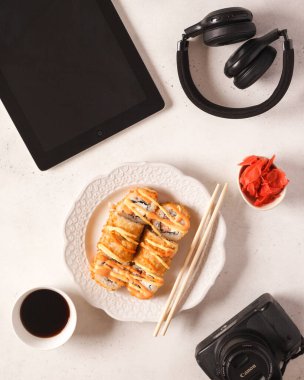 Japon yemeği. Suşi ve rulo. Rulo setler. Asya mutfağının güzel servisi.