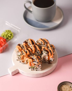 Japon yemeği. Suşi ve rulo. Rulo setler. Asya mutfağının güzel servisi.