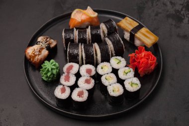 Japon yemeği. Suşi ve rulo. Rulo setler. Asya mutfağının güzel servisi.