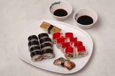 Japon yemeği. Suşi ve rulo. Rulo setler. Asya mutfağının güzel servisi.