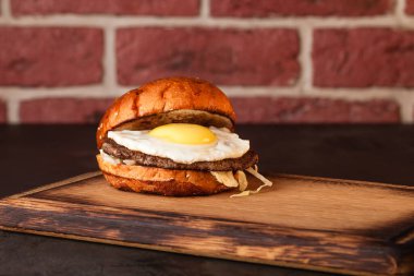 Sandviç. Fast food. Et ve sebzeli hamburger. Kara hamburger..