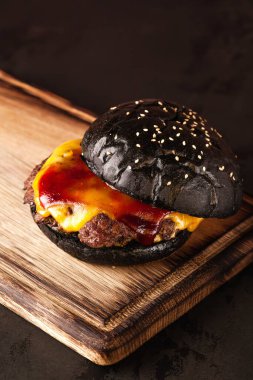 Sandviç. Fast food. Et ve sebzeli hamburger. Kara hamburger..