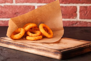 Kızartma makinesi. Kızarmış tavuk. Fast food. Külçeler. Sarı.